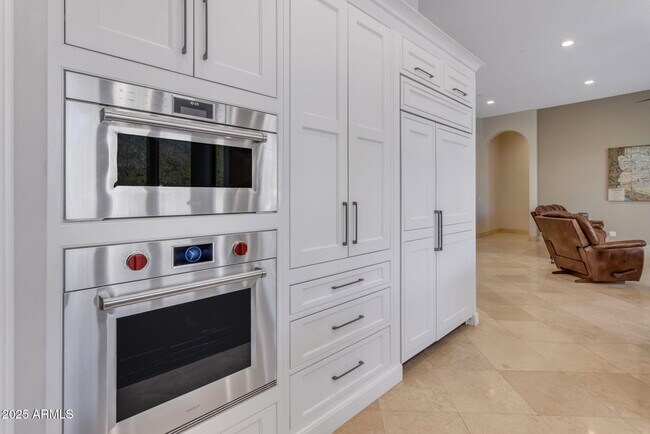 Building Photo - 6938 E Lomas Verdes Dr