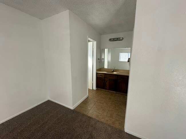 Building Photo - 1711 E Paradise Ave