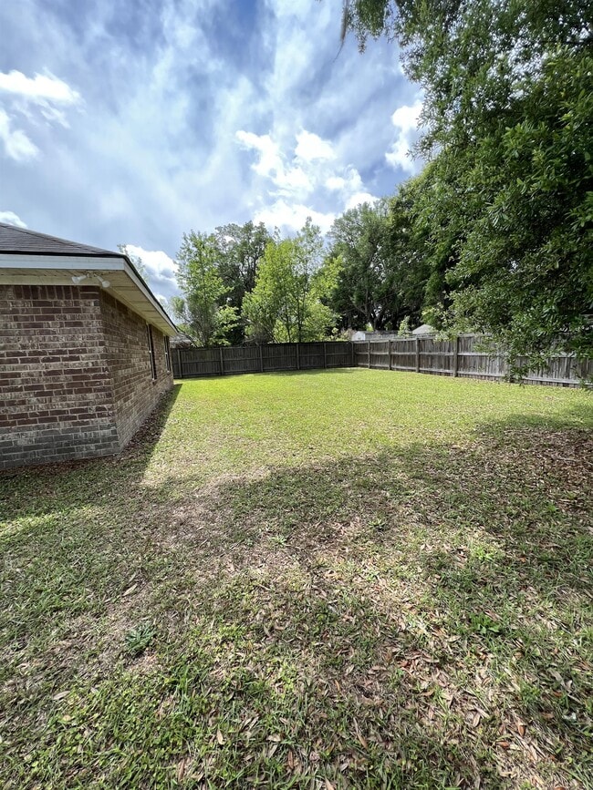 Building Photo - 233 Augusta Way