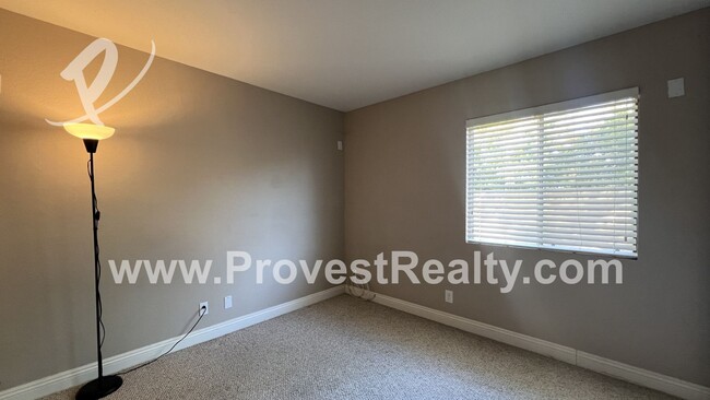 Building Photo - 4 Bed, 2.5 Bath Hesperia Home!!