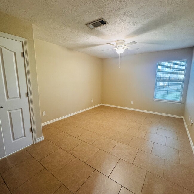 Building Photo - Charming 3-Bed Haven with Granite Elegance in Nederland – Your Perfect Retreat!
