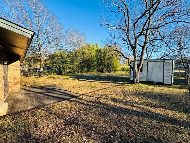 Building Photo - 4 Bedroom with Charming Spaces, Endless Possibilities