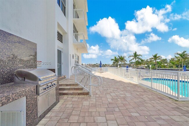 Building Photo - 511 Bayshore Dr