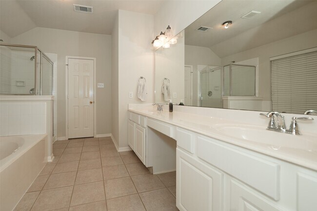 Building Photo - 21315 River Knoll Ln