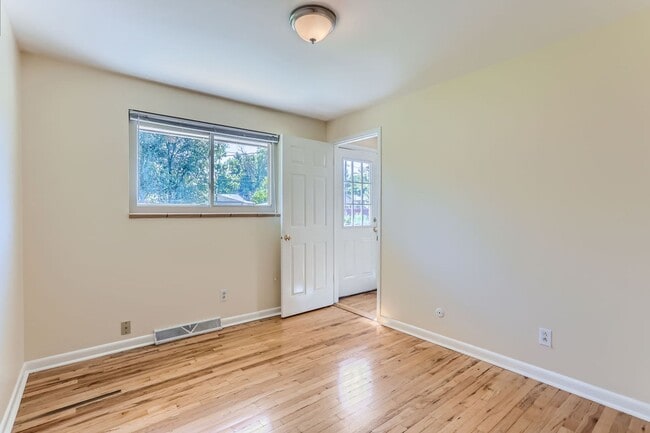 Building Photo - Beautiful Bungalow in Great Englewood Loca...