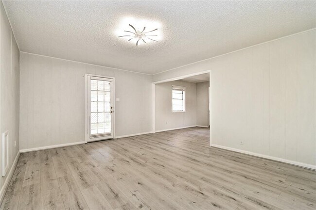 Building Photo - 1504 Holly Cir