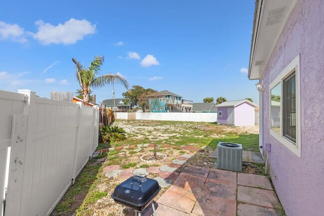 Building Photo - 5218 Beach Dr