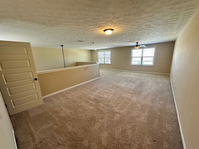 Building Photo - Towne House Living in the Center of the City! Call the office to schedule a tour!