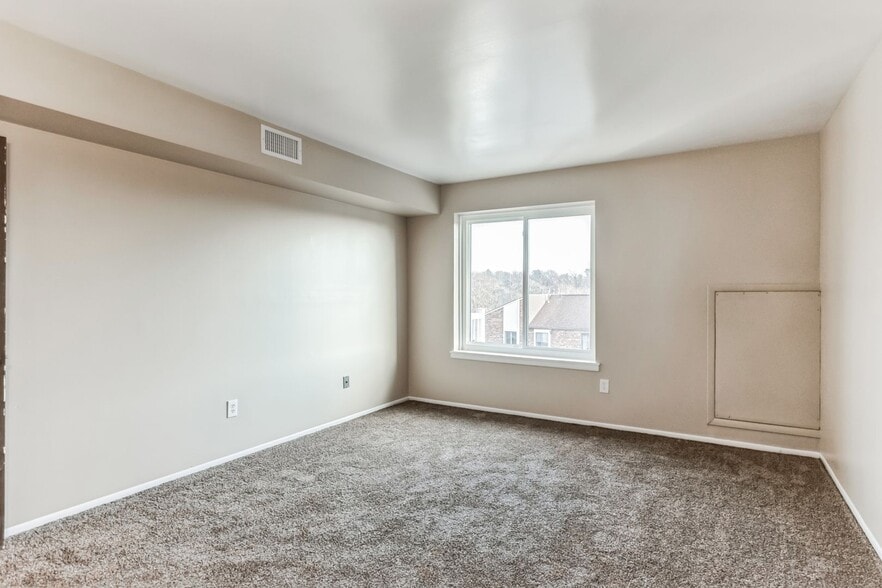 Building Photo - 7015 Hilltop Dr