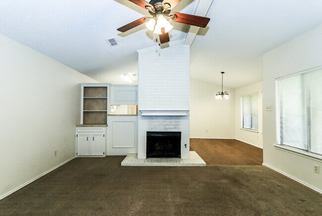 Building Photo - Upscale Townhouse in Great Area