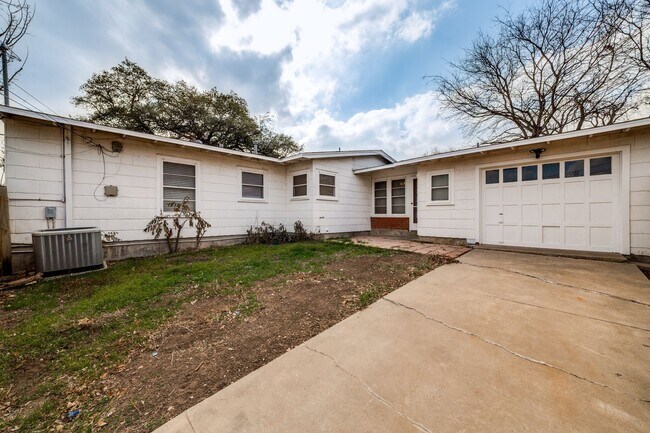 Building Photo - BEAUTIFUL MID-CENTURY HOME IN DELLVIEW