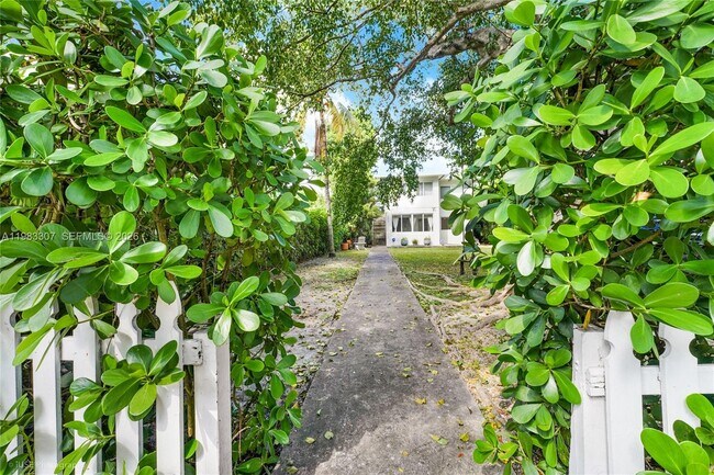 Building Photo - 171 NE 46th St