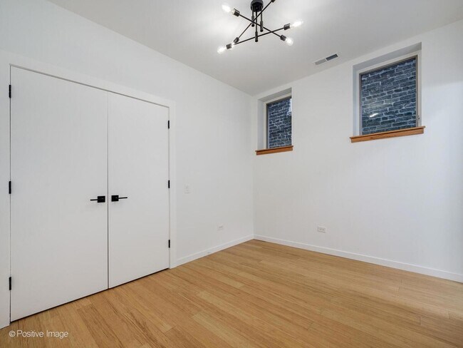 Building Photo - 842 N Wolcott Ave