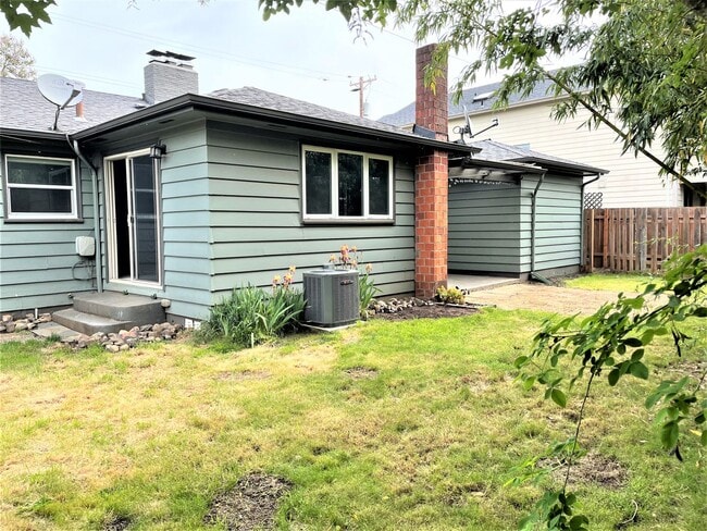 Building Photo - Spacious Mt Scott 3 bedroom house- Fenced backyard- Garage- W/D