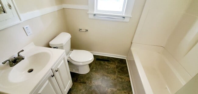 Building Photo - Lovely 2 Bedroom with a Large Yard!