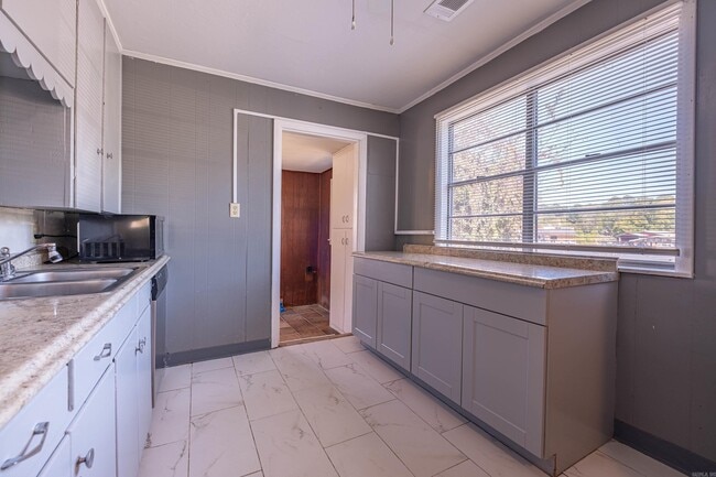 Building Photo - 1310 E North St