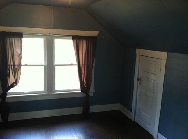 Building Photo - Charming Victorian Home on South Hill