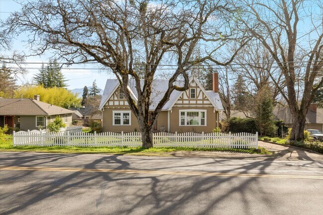 Building Photo - 2004 Hillcrest Rd