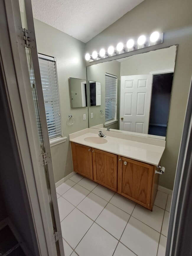 Building Photo - 9759 Lago Dr