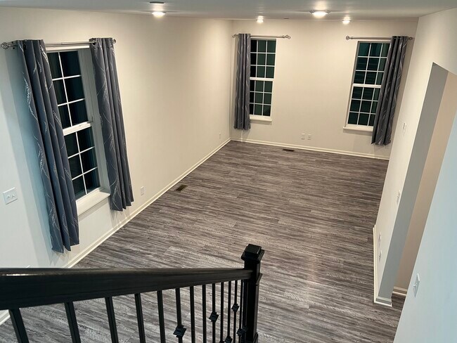 Building Photo - 1231 Hawk Hollow Dr