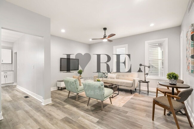 Building Photo - 429 E Mithoff St