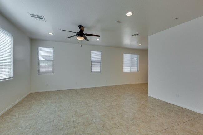 Building Photo - Gorgeous one story 4 bedroom 2 Bathroom Ho...