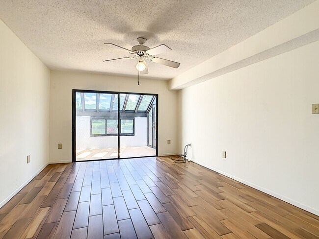 Building Photo - RARE 3 BEDROOM/ 2 BATH IN THE HIGHLY DESIR...
