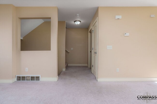 Building Photo - SPACIOUS TOWNHOME CONVENIENTLY LOCATED WITH IN-UNIT LAUNDRY
