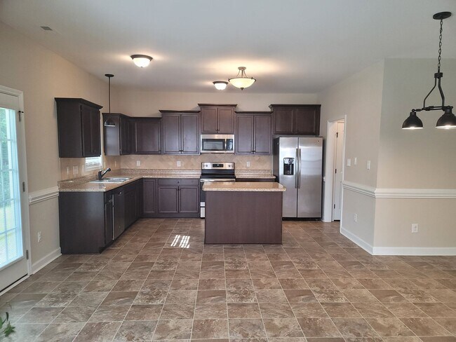 Building Photo - Beautiful 2 Story Home Located Outside of Fayetteville and Fort Bragg!