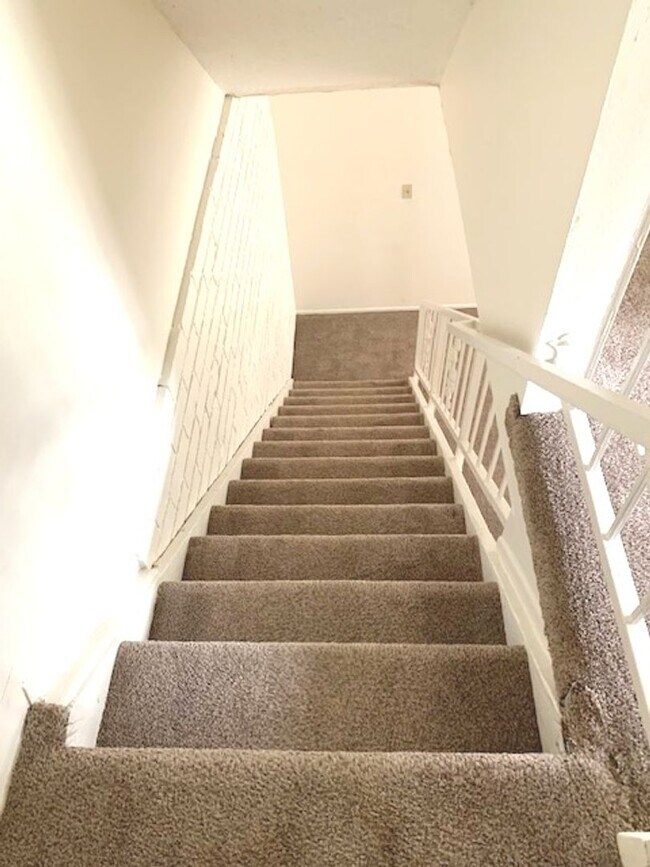 Building Photo - Charming 2-Story 2-Bedroom, 1-Bath Unit in...