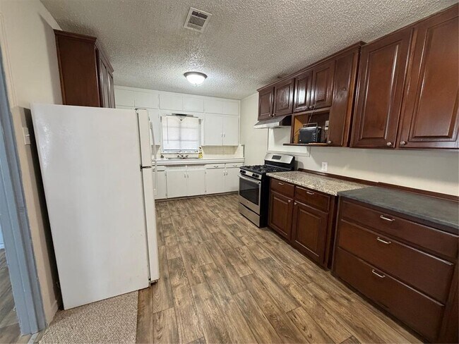 Building Photo - 511 Bowser St