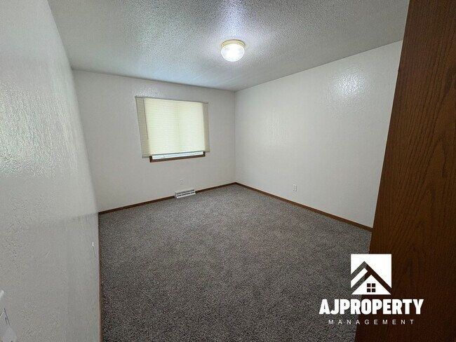 Building Photo - 5801 W Coughran Ct