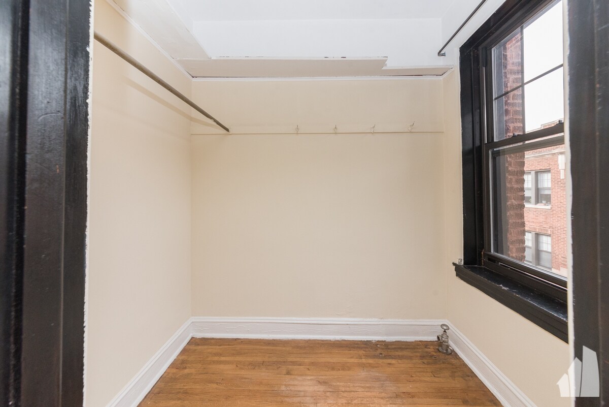 Building Photo - 4409 N Wolcott Ave