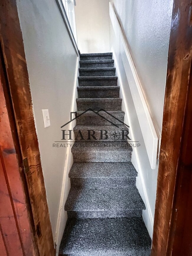 Building Photo - Recently Renovated 2 Bedroom Home!!