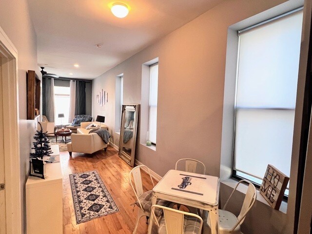 Building Photo - 113 S Paulina St