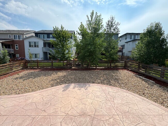 Building Photo - Well maintained Home with 4 bedrooms 3 bat...