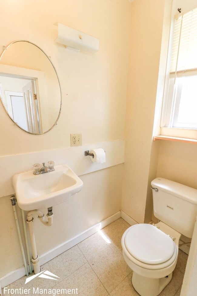 Building Photo - Great side-by-side duplex! Washer & dryer,...