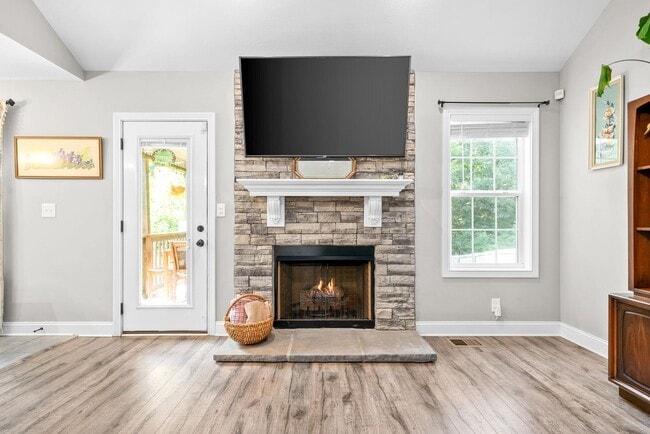 Building Photo - Fish, Swim or Canoe from your backyard! Beautiful 3 bed 2 bath with large Fenced in backyard!