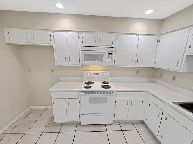 Building Photo - 14411 Cypress Leaf Dr