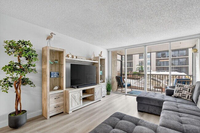 Building Photo - 8 Royal Palm Way