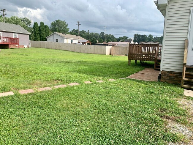 Building Photo - Conveniently Located! Cute home with 3 bed...