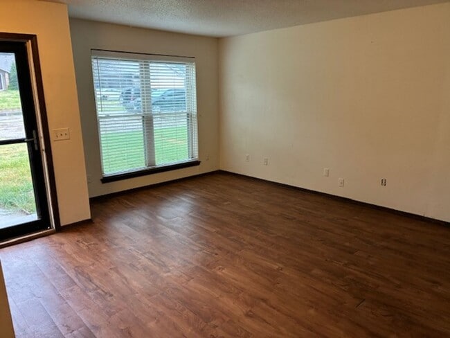 Building Photo - Charming West Norman Duplex