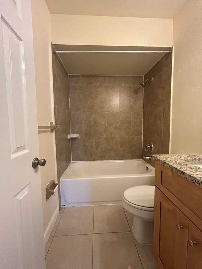 Building Photo - Super Charming 2 Bed  Duplex