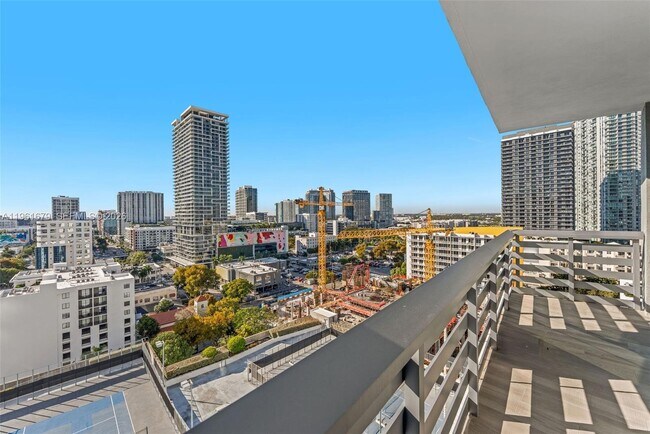 Building Photo - 460 NE 28th St