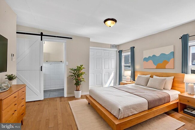 Building Photo - 2532 Collins St