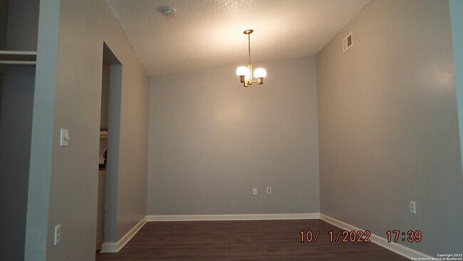 Building Photo - 8032 Laurel Bend