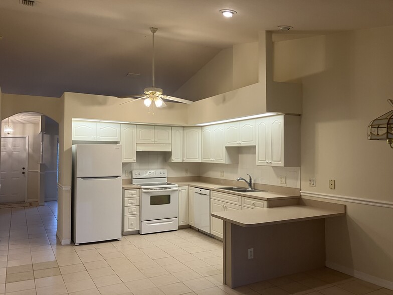 Kitchen with cathedral ceiling and lots of lighting - 3222 SW 7th Pl
