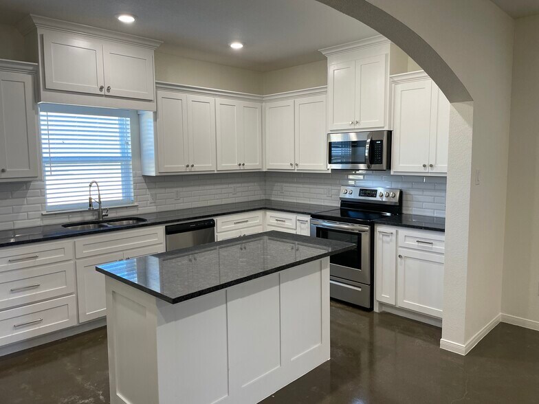 Building Photo - 706 Tower Mill Ct