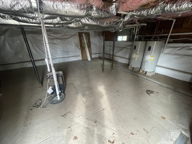 Building Photo - Spacious 3 Bedroom Unit