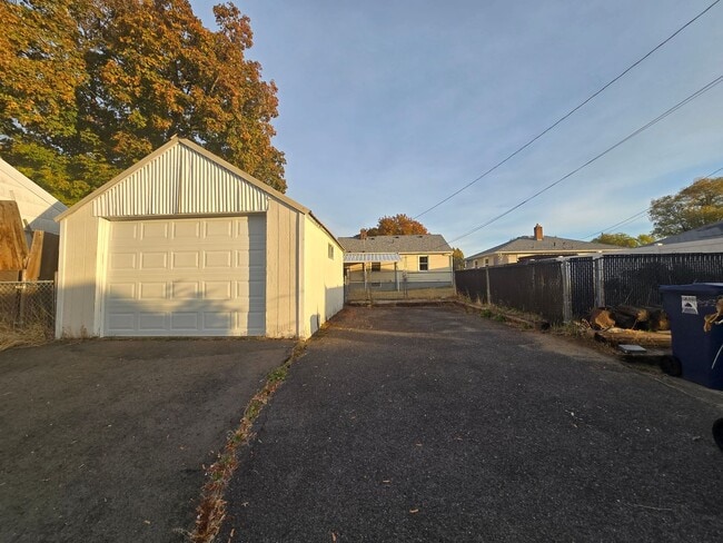 Building Photo - NEWLY RENOVATED Shadle 4 bedroom 2 bath